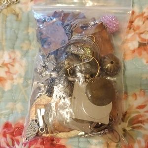 Miscellaneous small bag of jewelry findings, bundl